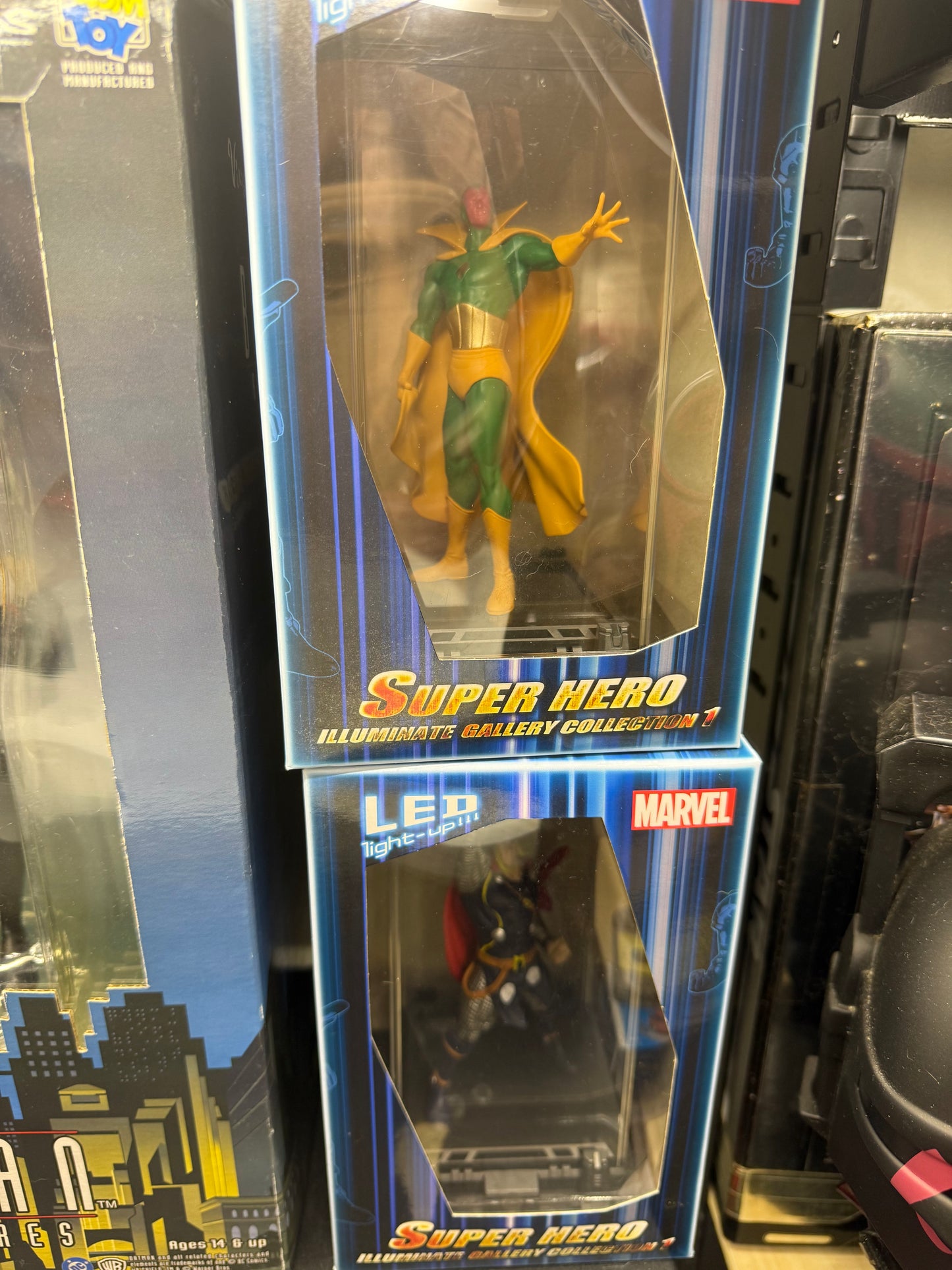 Topi Super Hero Illuminate Gallery Collection - VISION